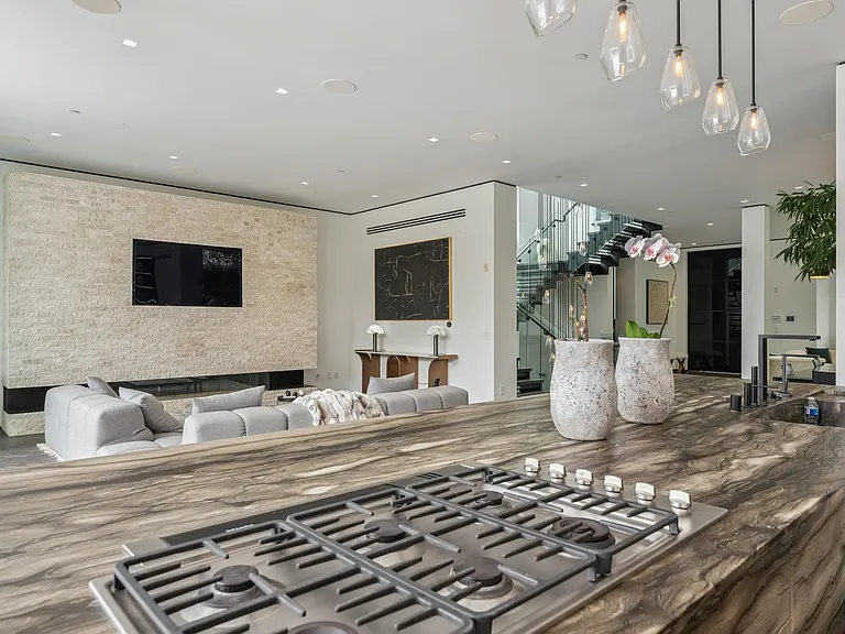 213 S La Peer Dr — Photo 30