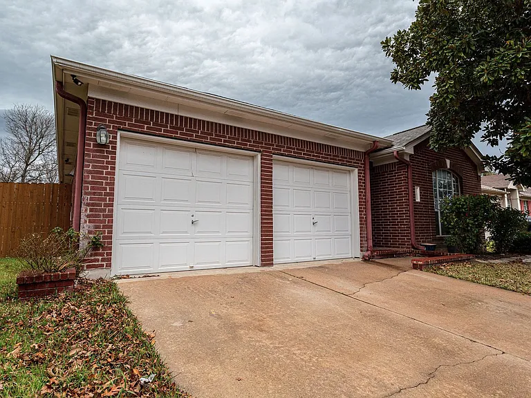 1235 Blackthorn Dr — Photo 2