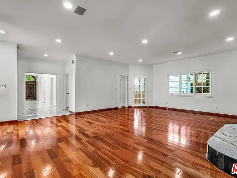 10810 Rochester Ave — Photo 39