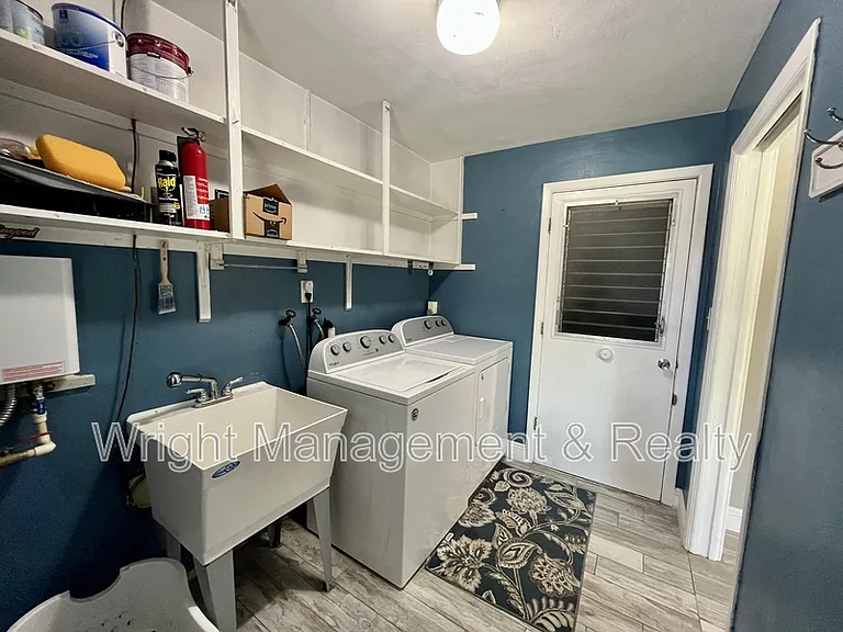 2323 Surrey Ln — Photo 9