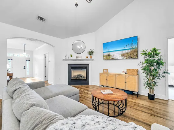 65 Concert Ct, Freeport, FL 32439