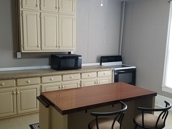 2nd image of 814 Clarendon St #B