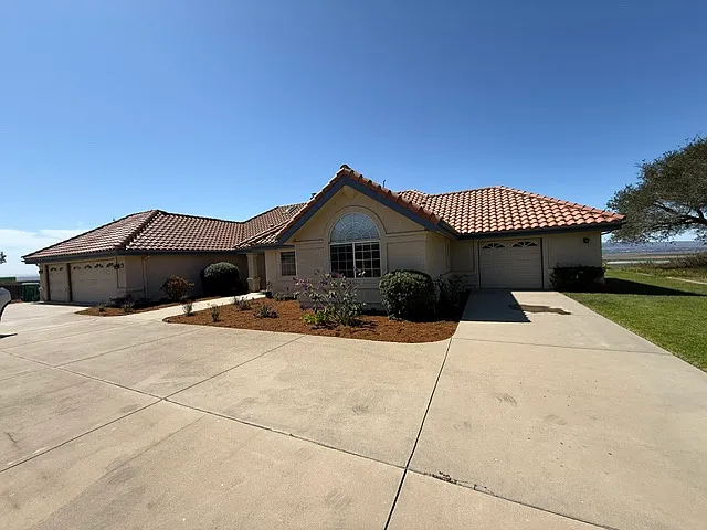 3 bed, 2.5 bath, 2735 sqft, $5,000 — Photo 1