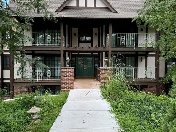 1420 Heritage Lndg, Saint Charles, MO 63303