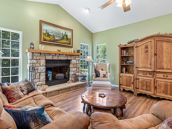 4th image of 222 Woodvine Ct