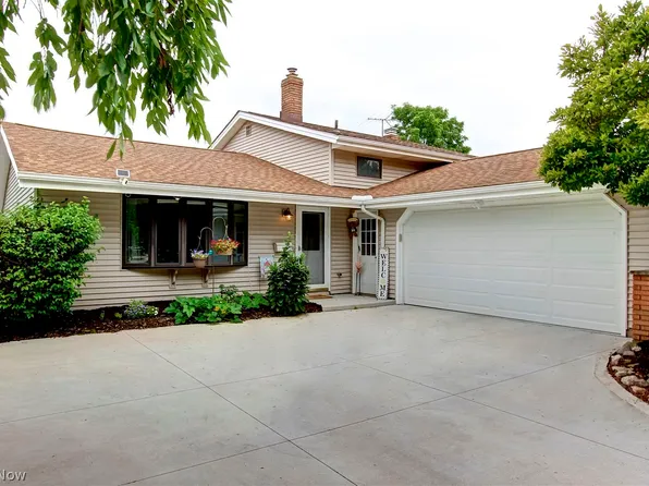24764 Randall Dr, North Olmsted, OH 44070