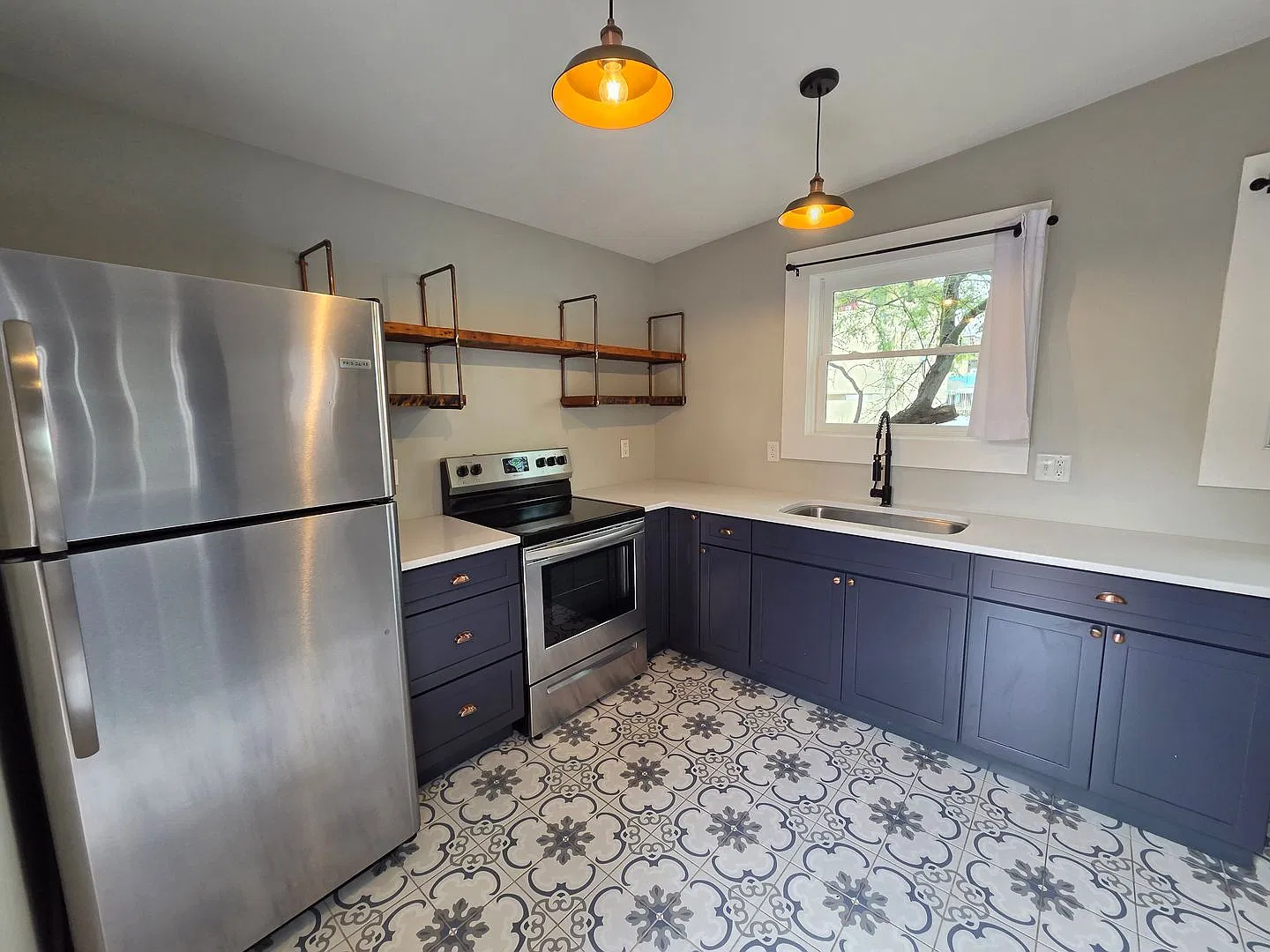 One-Month Free W/ 18 Month Lease! 1 Bed / 1 Bath Cottage In U Of A Neighborhood! — Photo 2