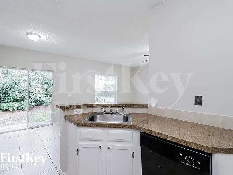 1205 Schumann Dr — Photo 6