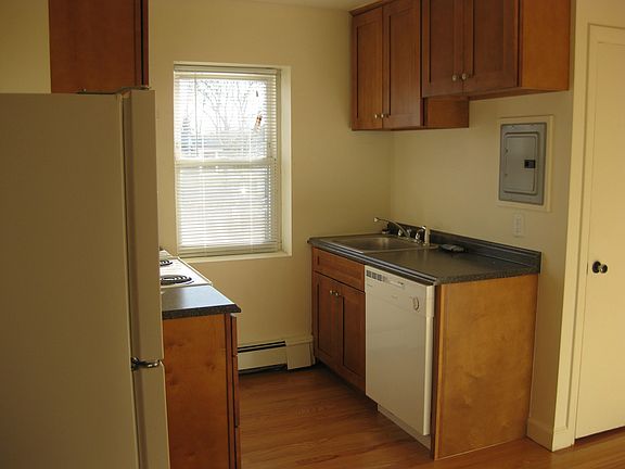 3rd image of 90 Myrtle St APT 10