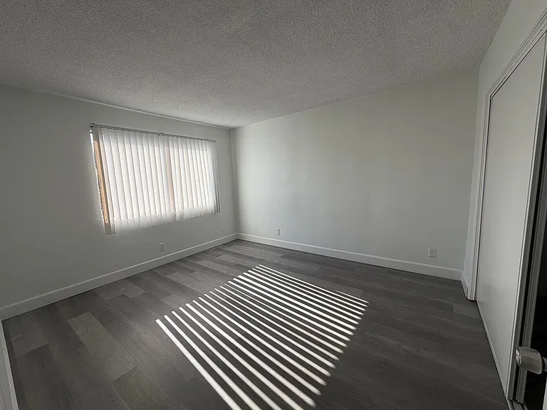15040 Parthenia St #8 — Photo 11