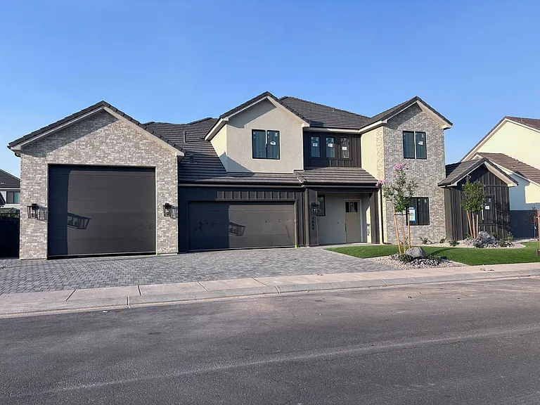 2688 E Rosedale Dr — Photo 1