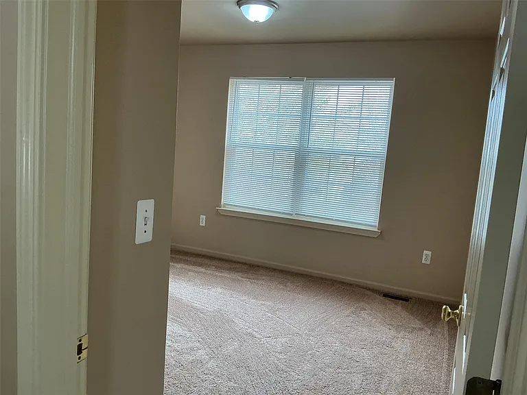 48161 Nottinghill Ln — Photo 43