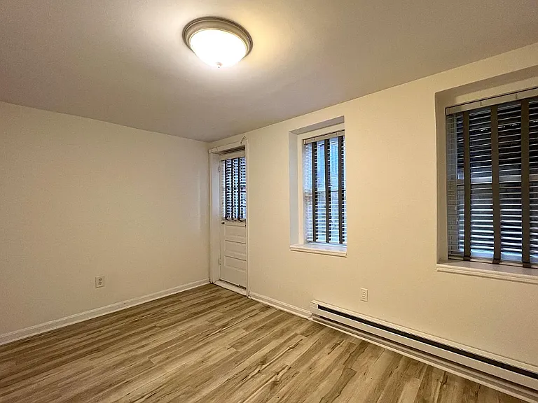 903 1/2 C St NE #B — Photo 11