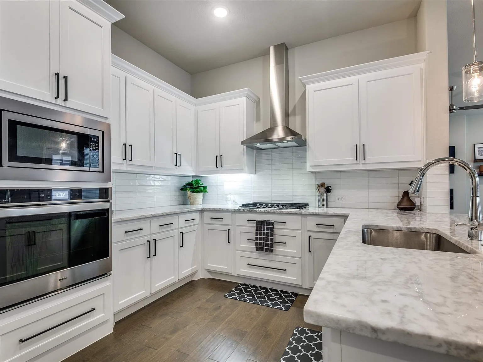 3 bed, 2159 sqft, $3,375 — Photo 3
