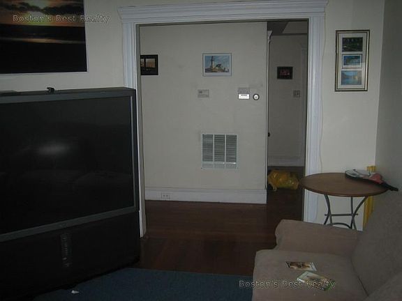 5th image of 10 Strathmore Rd APT 2