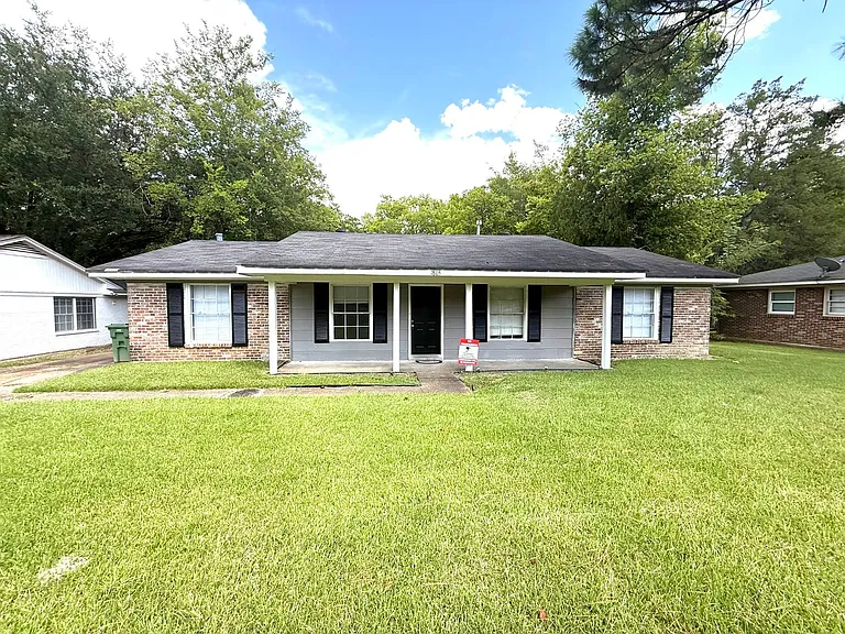 1805 Gillespie Dr — Photo 1