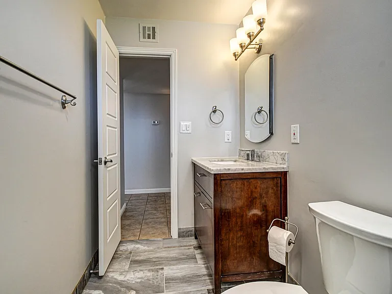 1039 E Geneva Dr — Photo 14