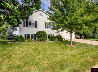 2120 Lor Ray Dr, North Mankato, MN 56003