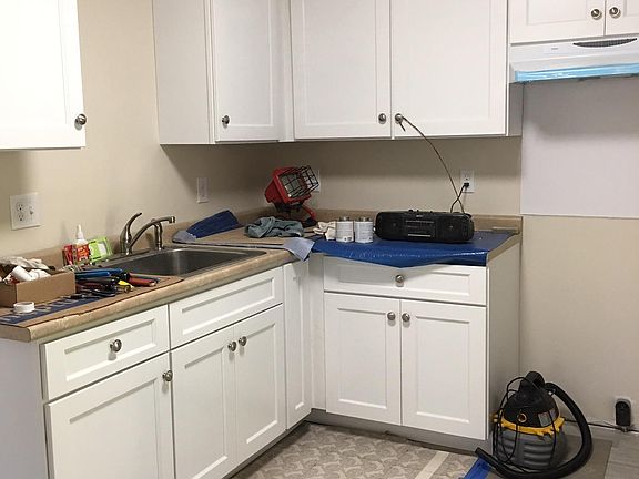 Kitchen, pantry not in pic