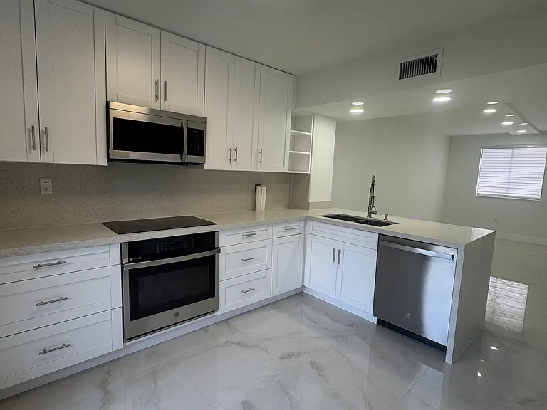 1927 SW 107th Ave #301 — Photo 4