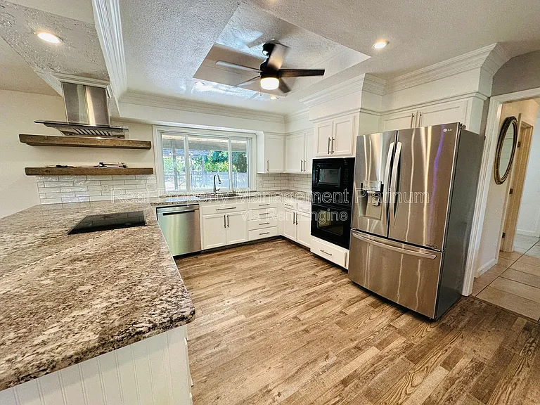9077 N Fowler Ave — Photo 19
