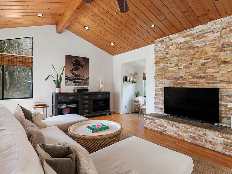 402 Glencrest Dr — Photo 4