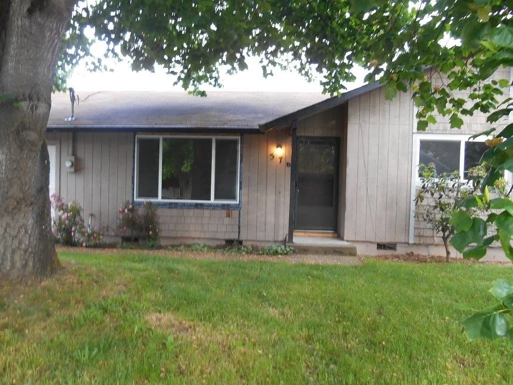 576 Ruskin St photo 1