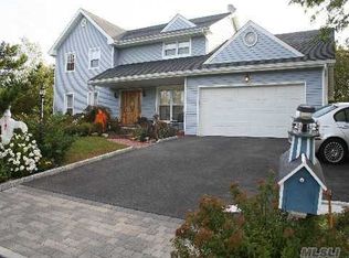 20 Oak Point Dr W, Bayville, NY 11709