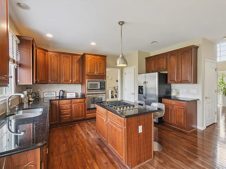 24323 Bellingham Dr — Photo 32
