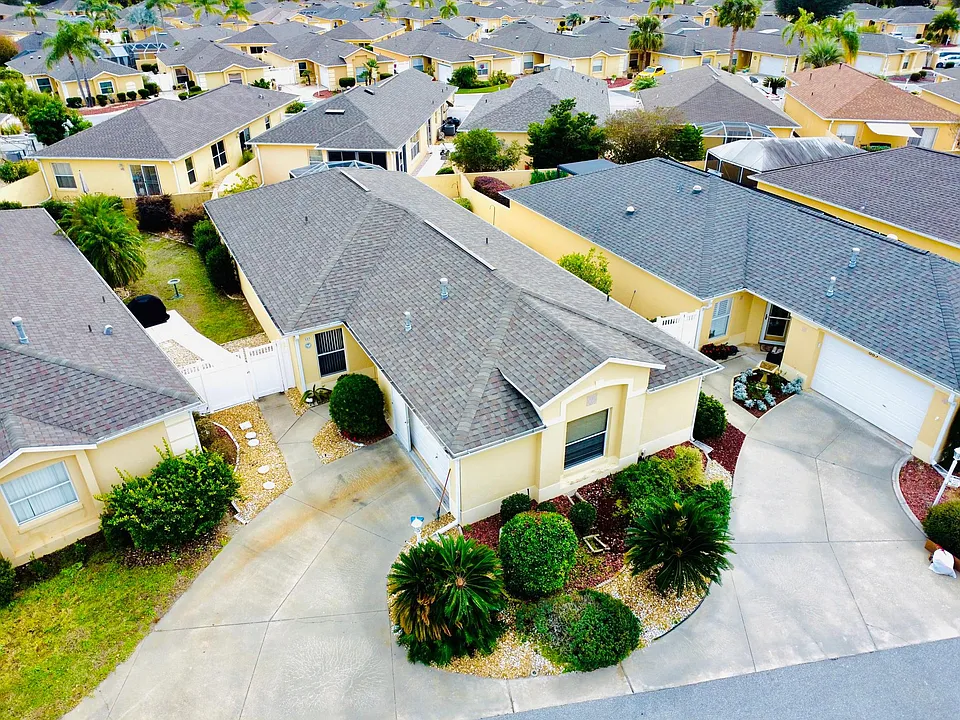 889 Lexington Ln