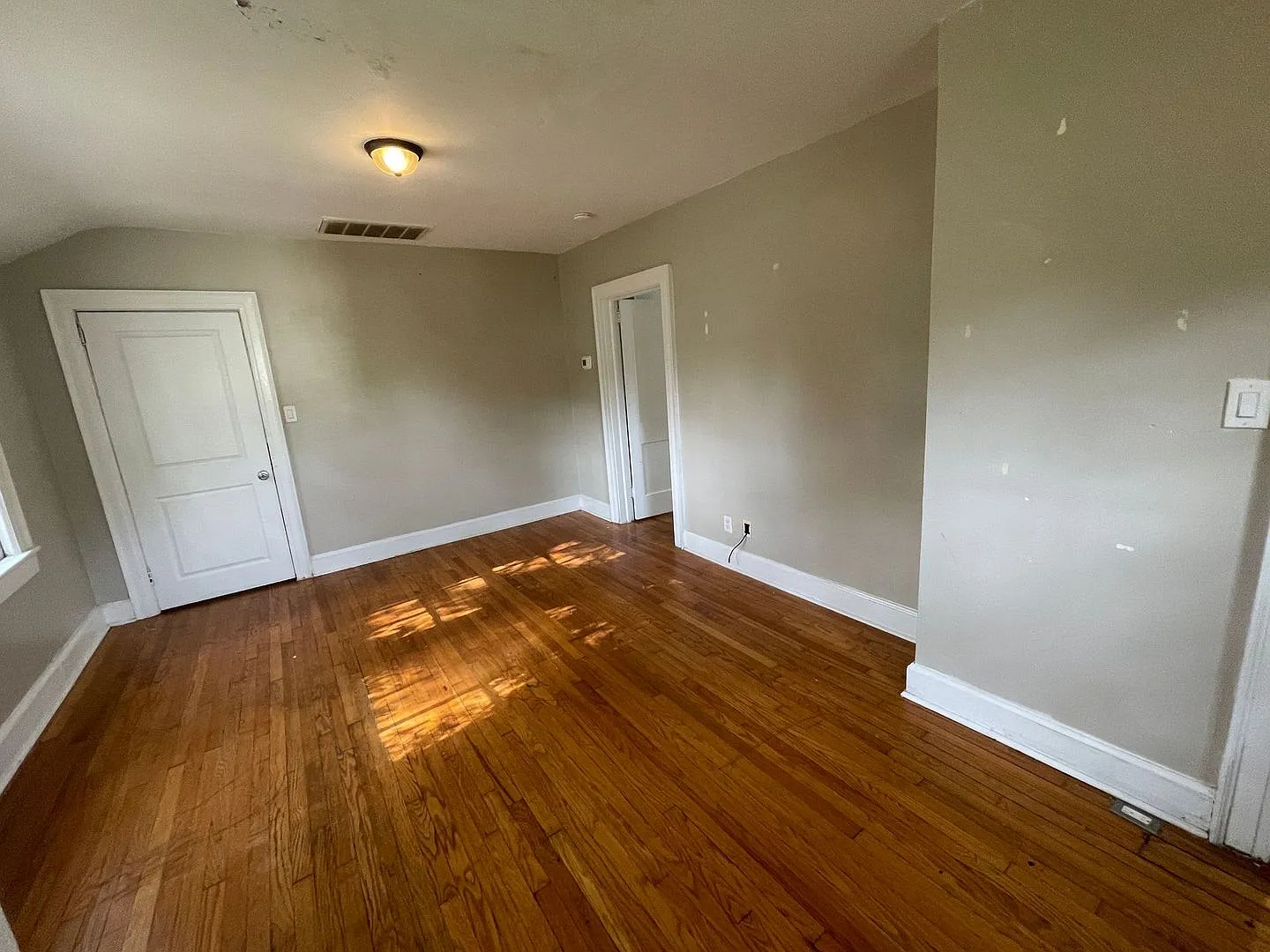 SH054-703 N Lafayette Street — Photo 2