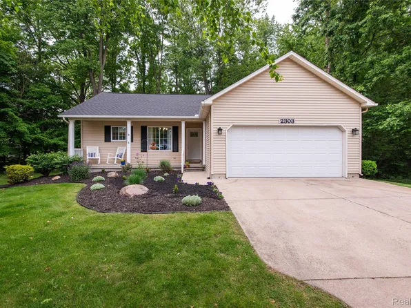 2303 Cranes Cv, Burton, MI 48519