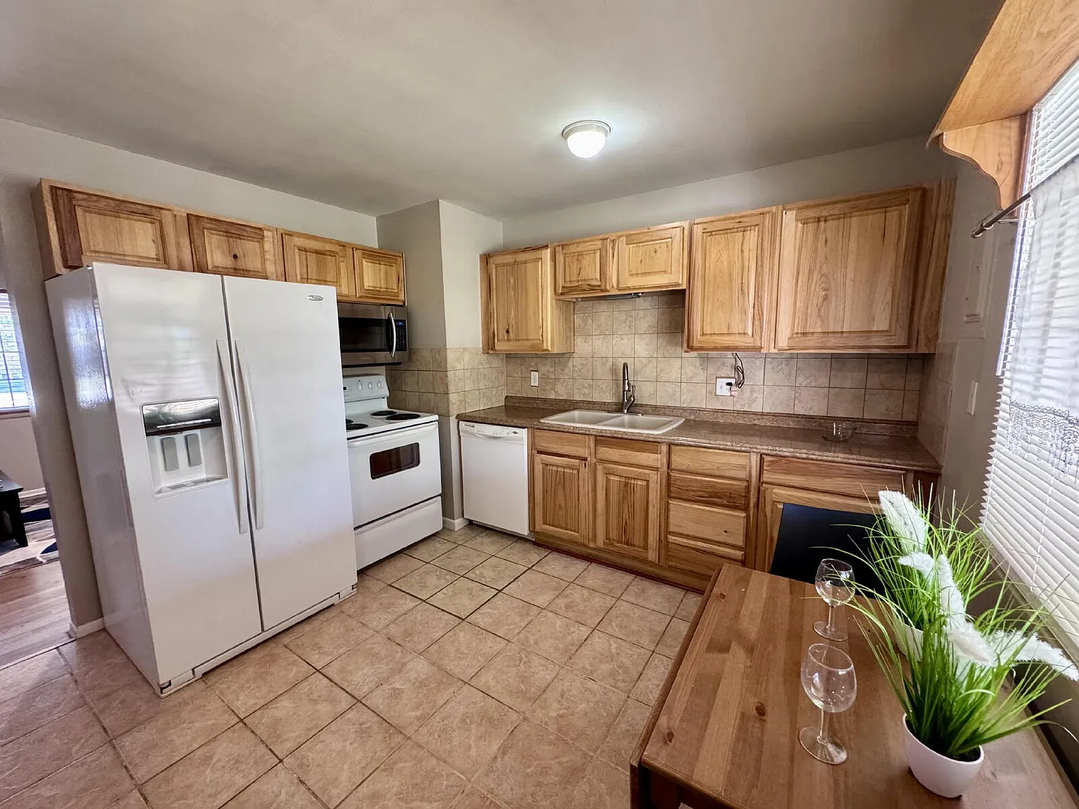 Charming 2 Bed 1 Bath Duplex — Photo 4