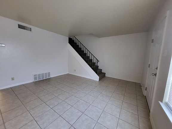 4th image of 220 E Victory Ave