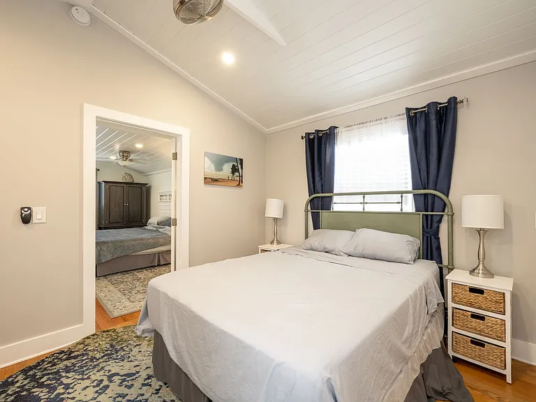 415 Julia St — Photo 20