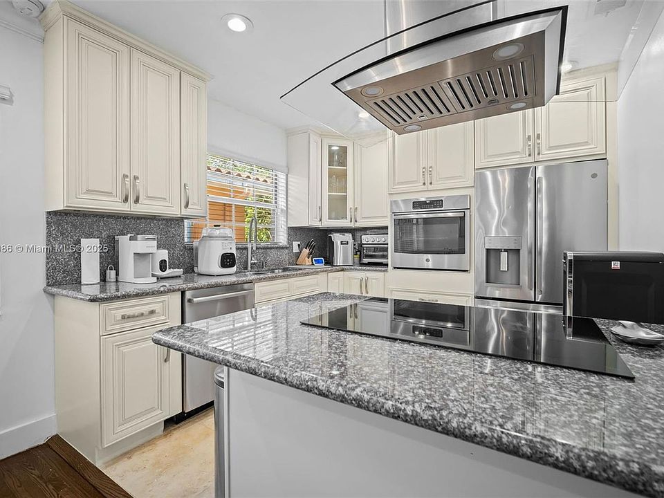 1st image of 300 Manor Pl