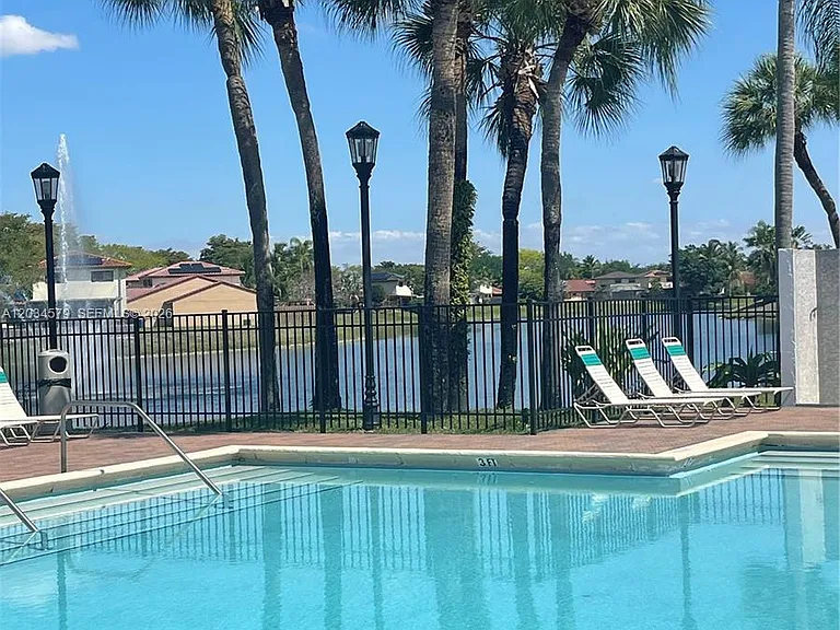 18230 Mediterranean Blvd #1302 — Photo 40