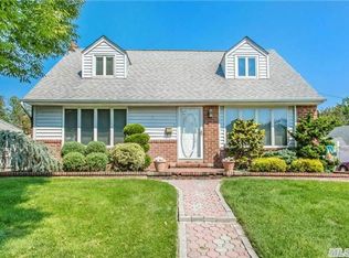 18 Birchwood Dr, New Hyde Park, NY 11040