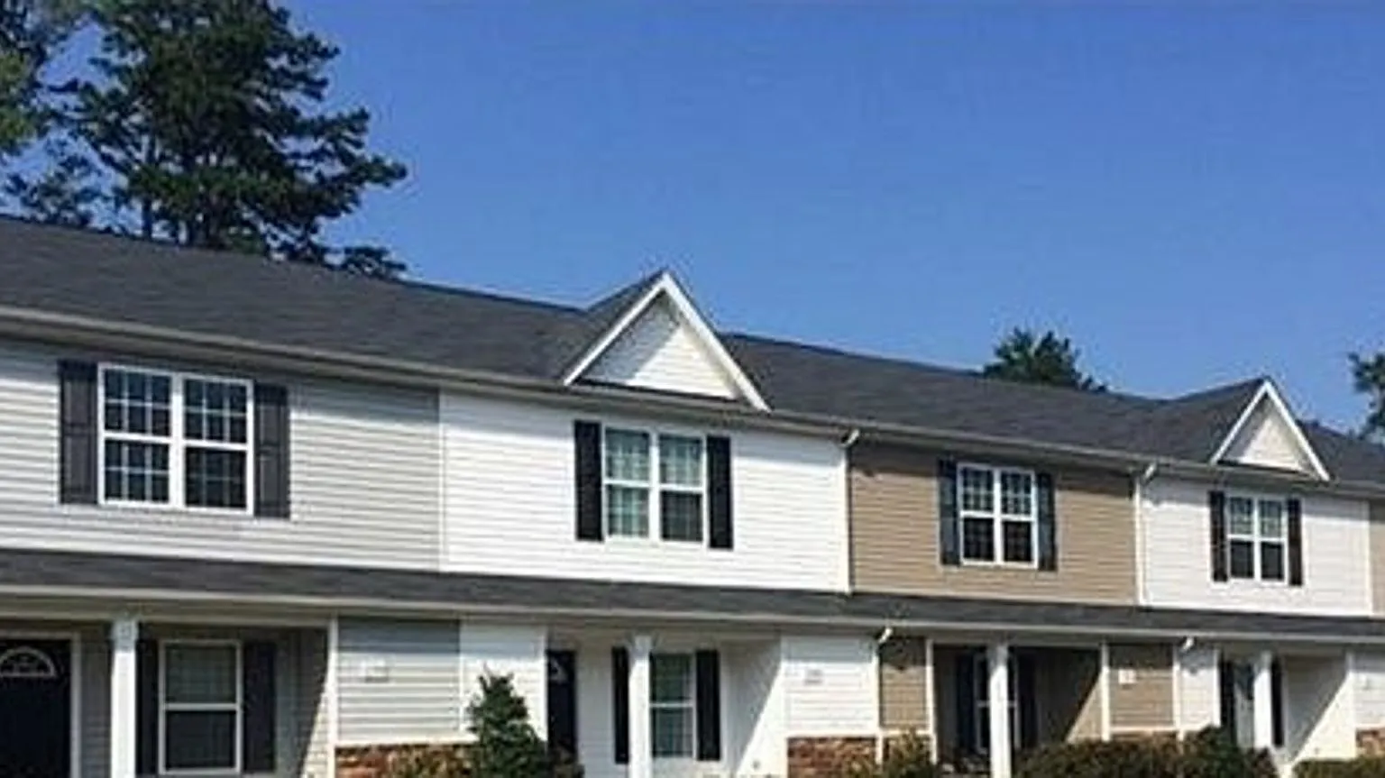 Spacious 4 bedroom, 2 full bath, 2 story town home — Photo 2