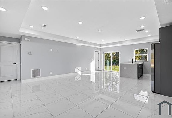 3rd image of 1044 Cresthaven St