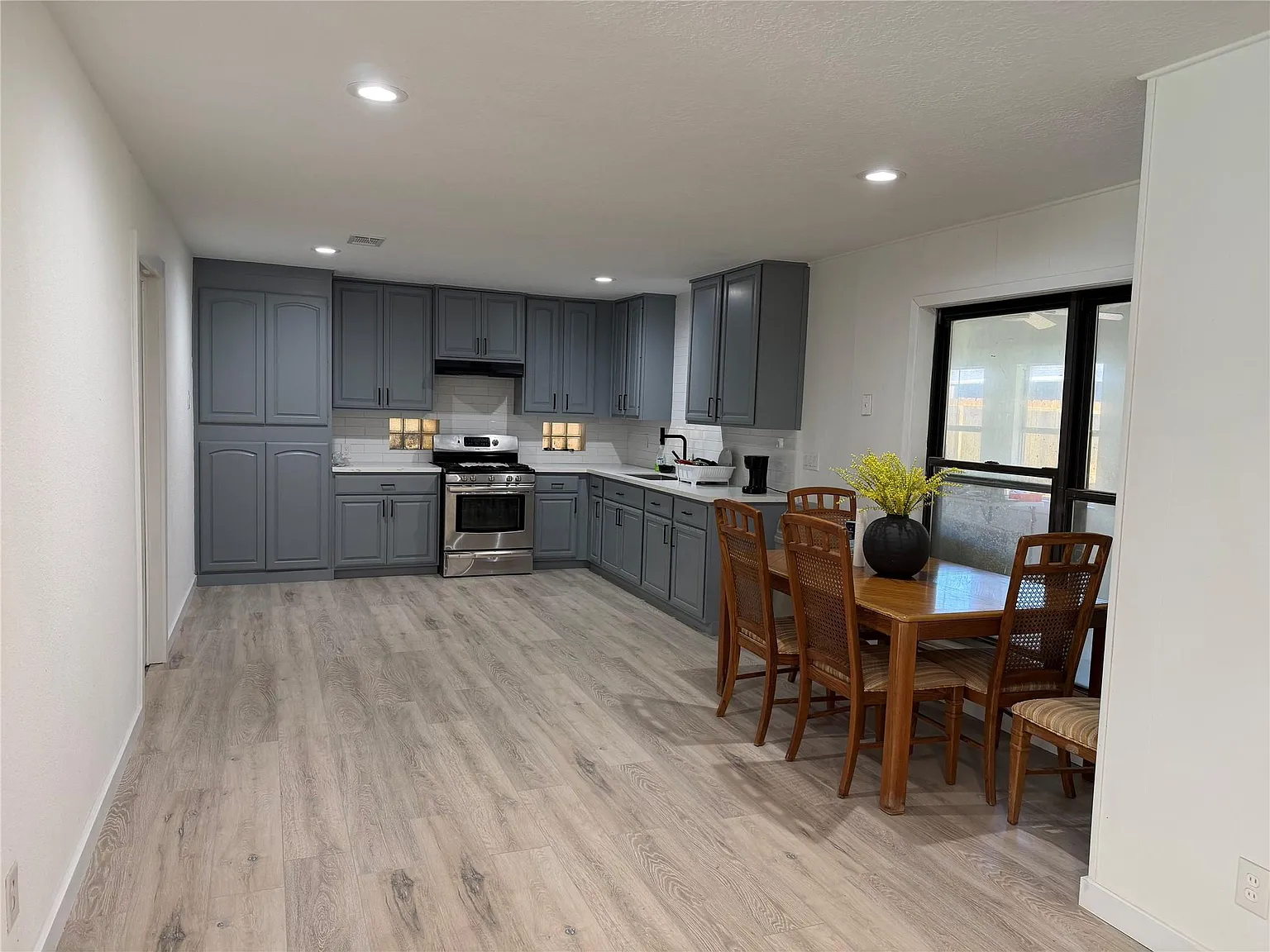 4 bed, 2.0 bath, $2,000 — Photo 3