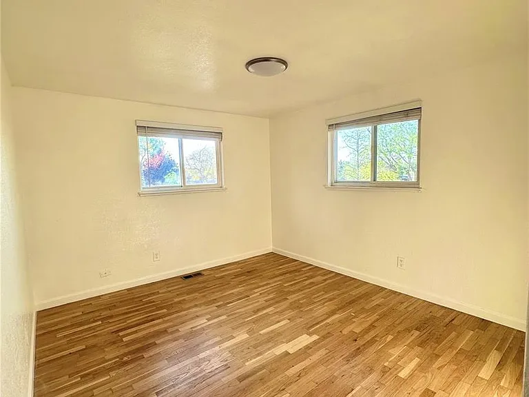 624 Winona Ct — Photo 5