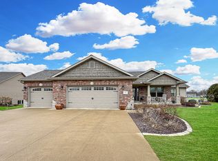 221 Lake Pointe Dr, Goodfield, IL