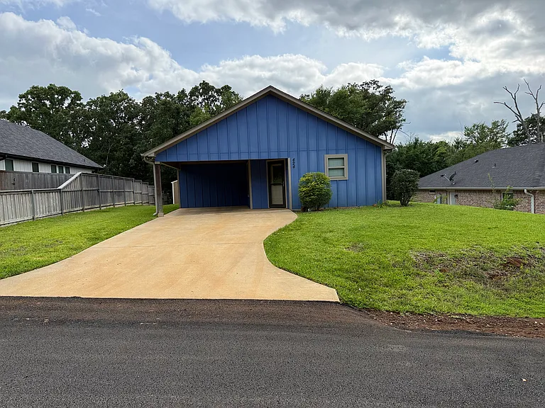 424 Brentwood Dr — Photo 1