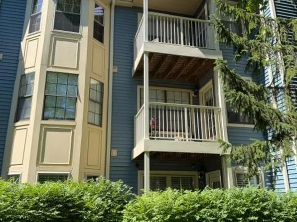 246 Crosspoint Dr, East Brunswick, NJ 08816