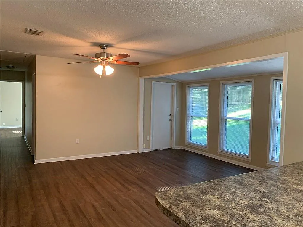 4 bed, 2.5 bath, 1980 sqft, $1,750 — Photo 2