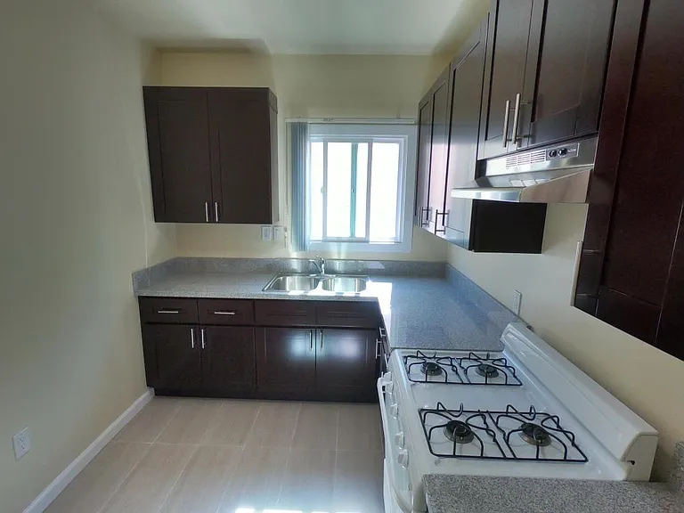 140 Carr Dr #7 — Photo 4