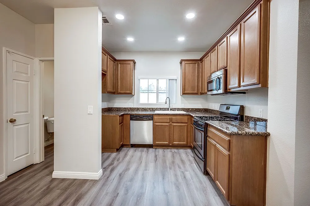 2 bed, 2.5 bath, 1445 sqft, $3,200 — Photo 4