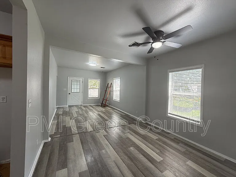 212 W Pecan St — Photo 4