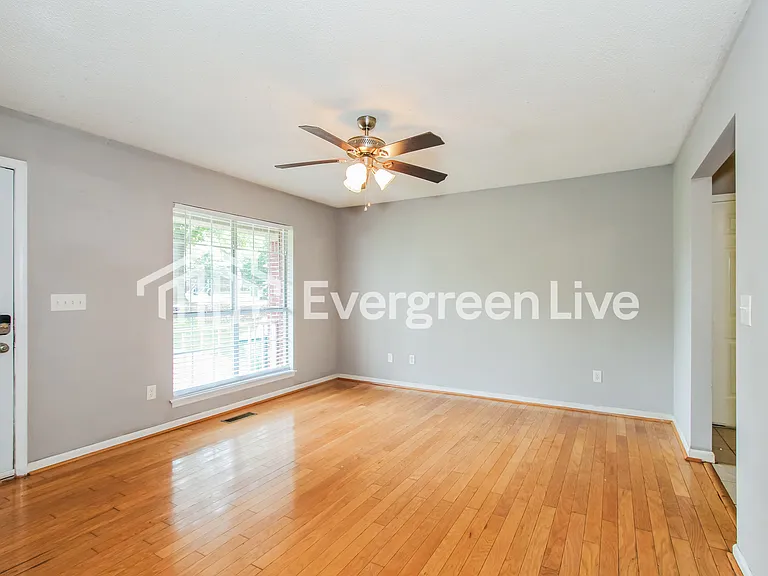 161 Buckingham Cir — Photo 3